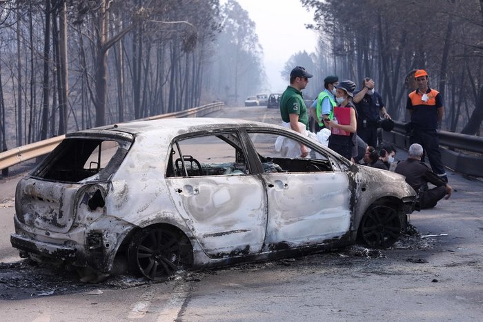 Πορτογαλία: Ανεξέλεγκτη η φωτιά, φόβοι για πάνω από 100 νεκρούς Πορτογαλία: Ανεξέλεγκτη η φωτιά, φόβοι για πάνω από 100 νεκρούς
