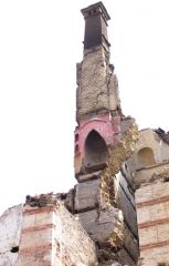 Το άκρον άωτον της ευστάθειας: Ότι απέμεινε από τετραώροφο κτήριο μετά από πυρκαγιά. (πυρκαγιά Ι.Μ. Χελανδαρίου, 2004, Άγιον Όρος)