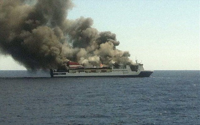 More information about "Ισπανία: Στις φλόγες τυλίχθηκε πλοίο, σώοι οι 156 επιβαίνοντες"