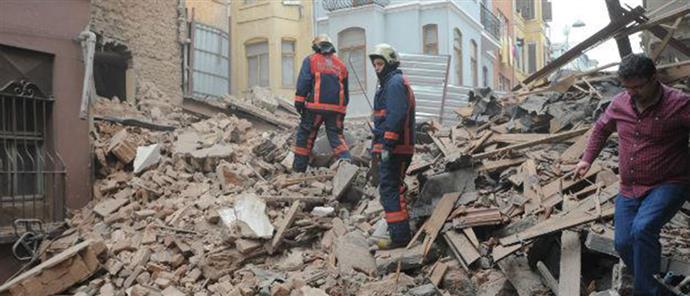 More information about "Πανικός στην Κωνσταντινούπολη από κατάρρευση πενταόροφου κτιρίου"