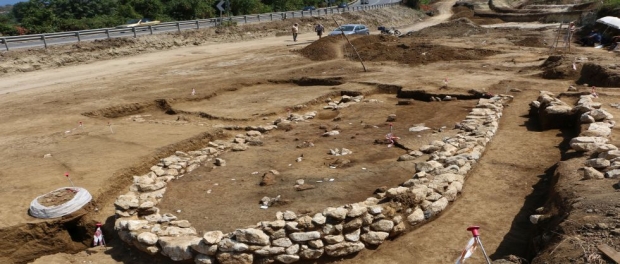 More information about "Αυτοκινητόδρομος Αιγαίου: Ολοκληρώθηκε η μεταφορά αρχαίου αψιδωτού κτιρίου 3.500 ετών στον Πλαταμώνα"