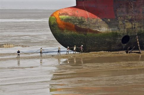 More information about "Η ΕΕ απαγορεύει τo «αίσχος» της διάλυσης πλοίων σε παραλίες"
