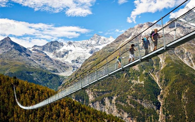 More information about "Ελβετία: Η μεγαλύτερη πεζογέφυρα του κόσμου άνοιξε στις Άλπεις"