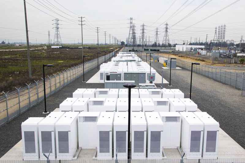 More information about "Εκατομμύρια μπαταρίες της Tesla παρέχουν ηλεκτρική ενέργεια σε χιλιάδες σπίτια του Los Angeles"