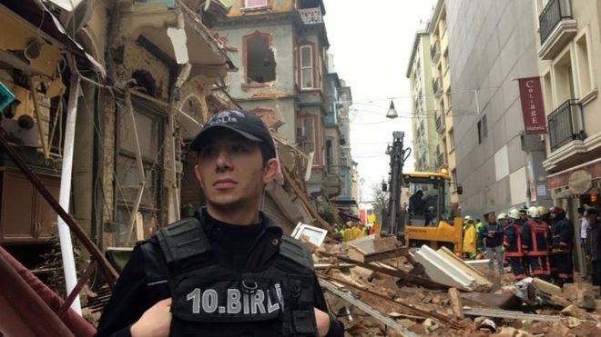 More information about "Κωνσταντινούπολη: Κατέρρευσε πενταώροφο κτίριο"