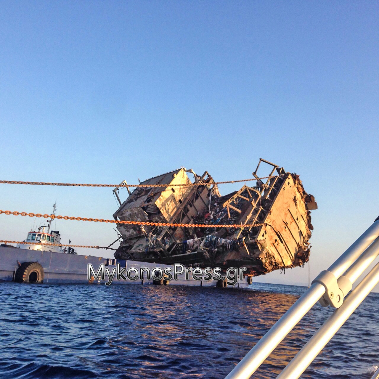 More information about "Εντυπωσιακές φωτογραφίες από την ανέλκυση του Τουρκικού πλοίου στην Μύκονο"