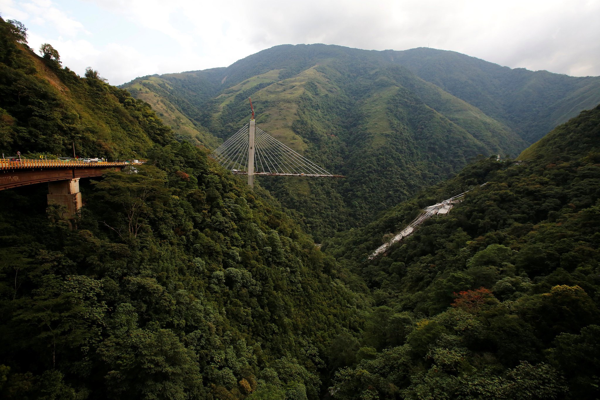 More information about "Κατάρρευση υπό κατασκευή γέφυρας στην Κολομβία"