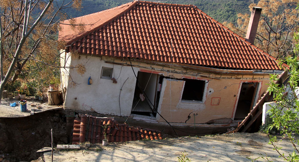 More information about "Εικόνες Αποκάλυψης στην Ηλεία - Η γη «καταπίνει» σπίτια"