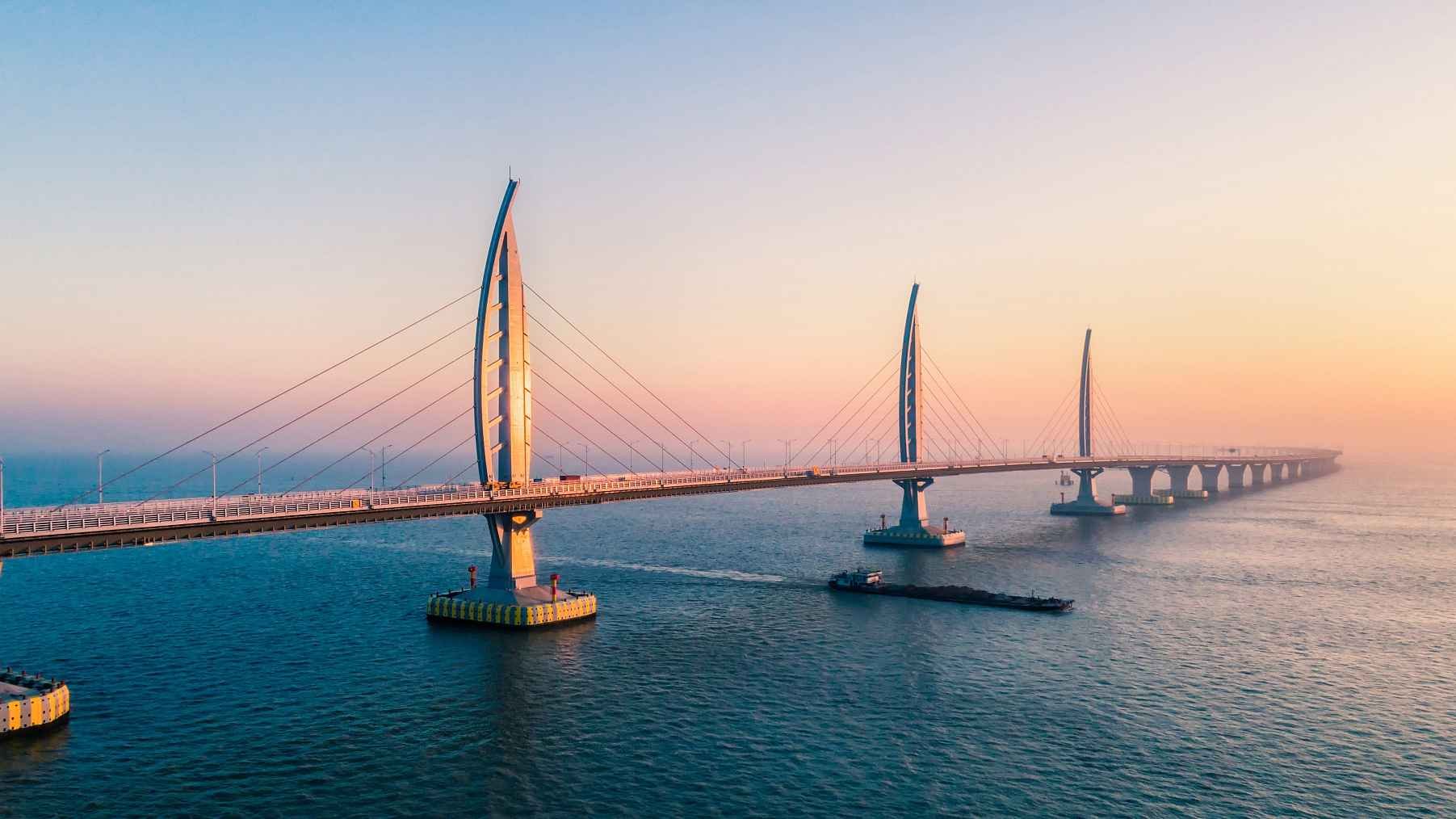 More information about "HKZM Bridge: Σε λειτουργία η μεγαλύτερη θαλάσσια γέφυρα του κόσμου μήκους 55 χλμ."