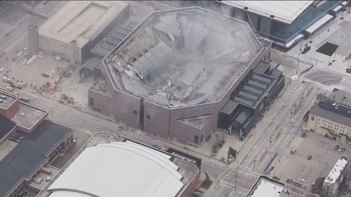 More information about "Milwaukee Bucks: Κατεδάφιση με ελεγχόμενη έκρηξη της οροφής του Bradley Center"