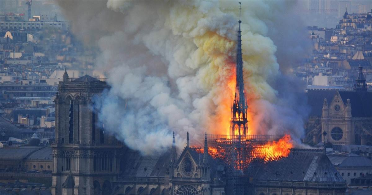 More information about "Φωτιά στην Παναγία των Παρισίων - Κατέρρευσε η στέγη και το κωδωνοστάσιο"