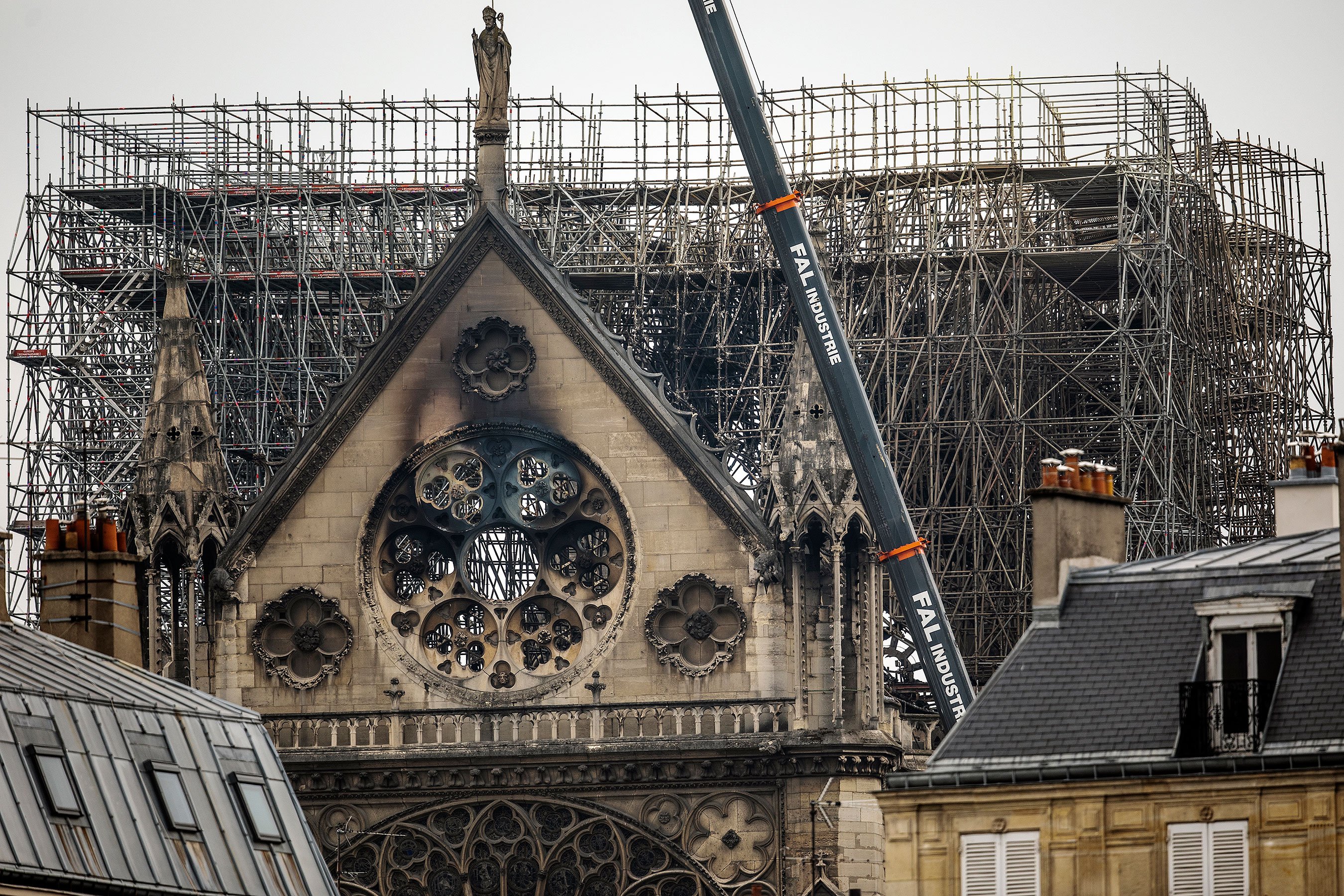 More information about "Drone καταγράφει τις ζημιές που υπέστη ο ιστορικός καθεδρικός ναός της Παναγίας των Παρισίων"