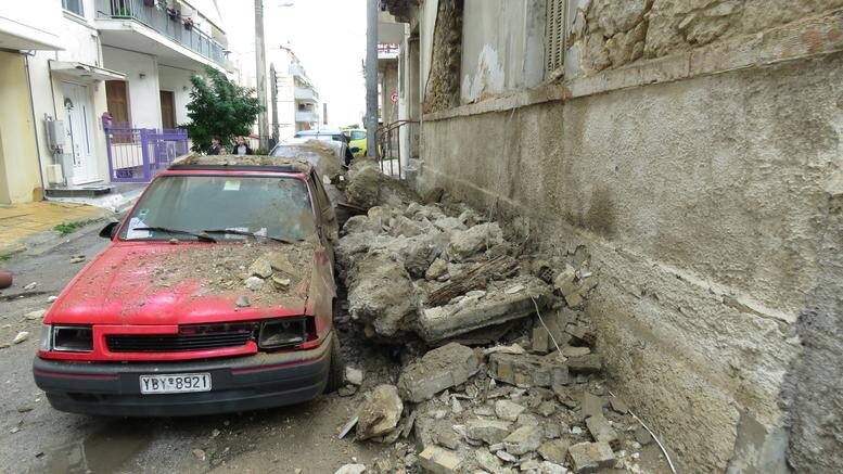 More information about "Κατέρρευσε εξώστης από διατηρητέο κτίσμα στον Πειραιά εξαιτίας της βροχόπτωσης"