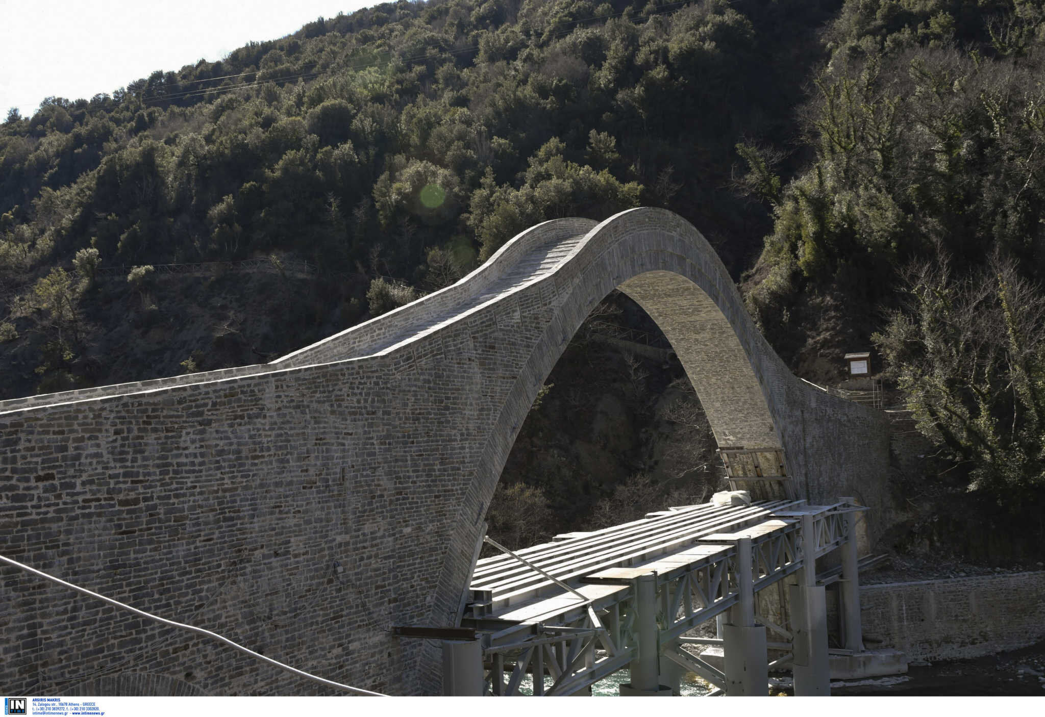 More information about "Ήπειρος: Αποκαλυπτήρια για το γεφύρι της Πλάκας! “Έφυγαν” τα μεταλλικά στηρίγματα"