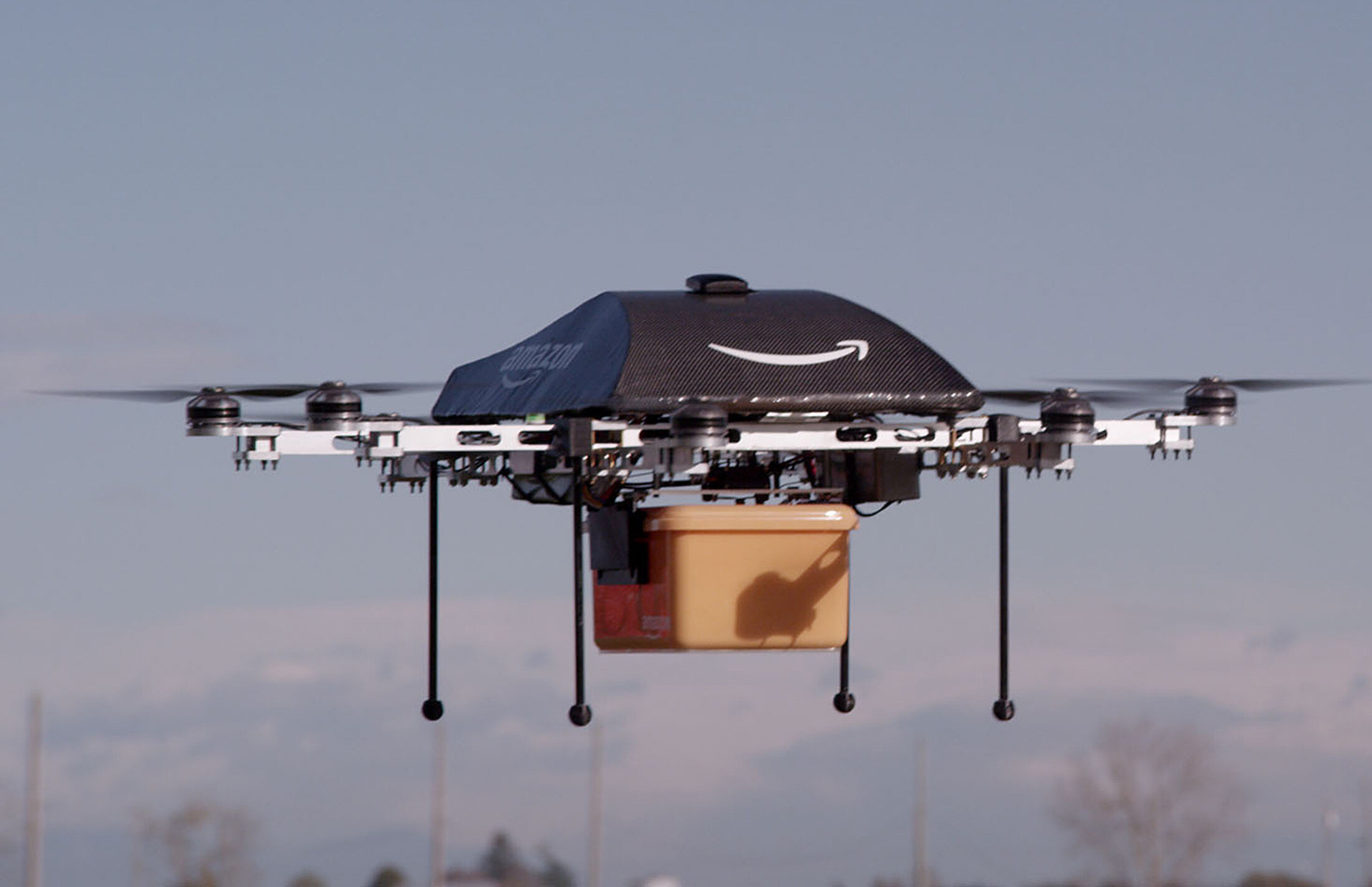More information about "Νέο τοπίο στις ταχυμεταφορές: Άδεια για παραδόσεις δεμάτων με drone έλαβε η Amazon από την FAA"