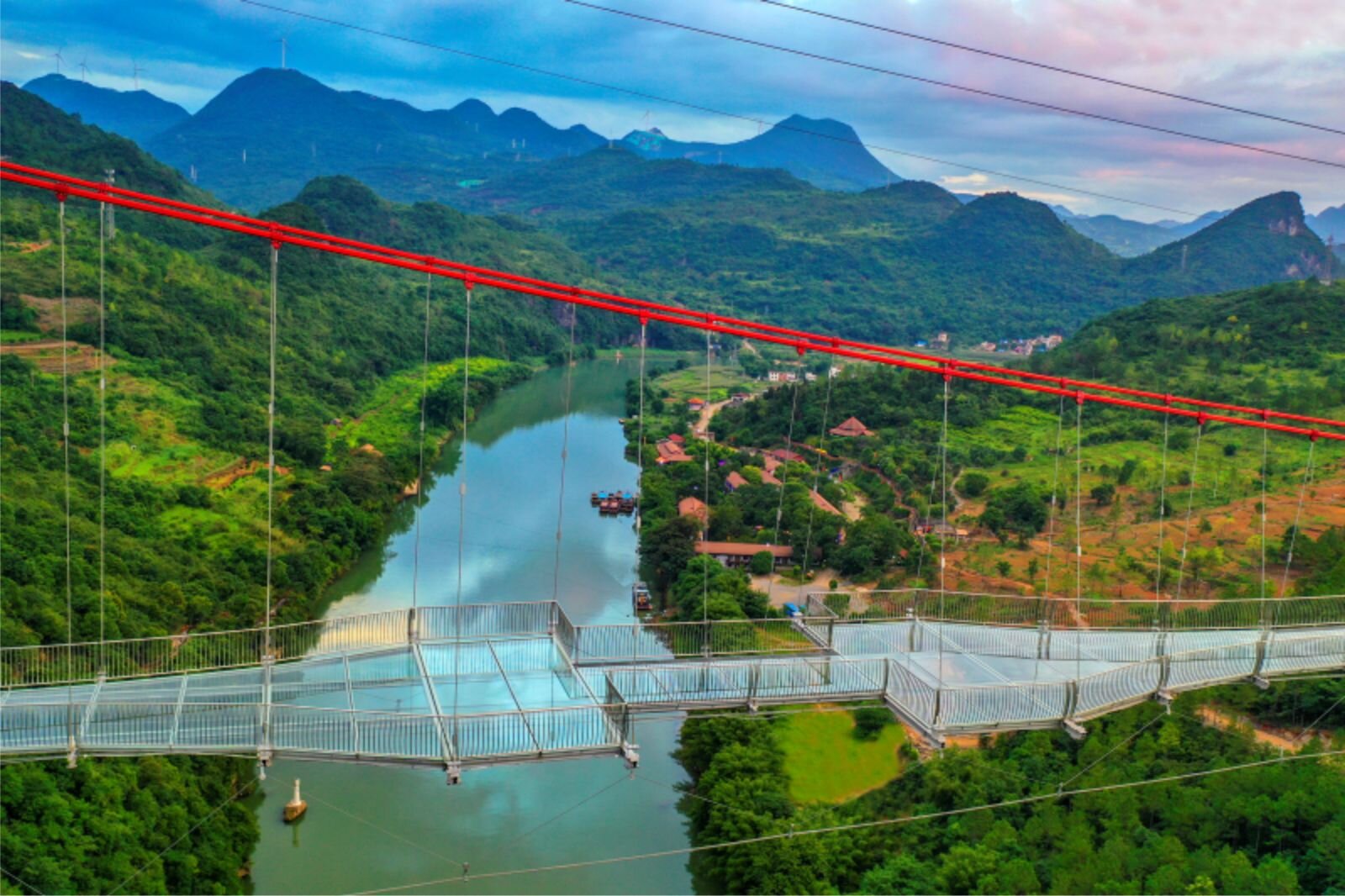 More information about "Κίνα: Η μεγαλύτερη γέφυρα με γυάλινο δάπεδο στον κόσμο μήκους 526 μέτρων"