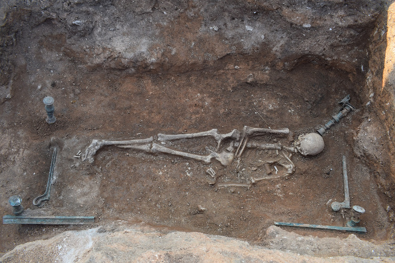 More information about "Ανακαλύφθηκε κλίνη 2.100 ετών – Μυστήριο η ταυτότητα της πλούσιας νεκρής"