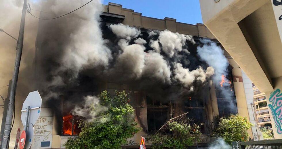 More information about "Κατεδαφίζεται μέρος διατηρητέου κτιρίου στον Πειραιά μετά τη φωτιά της Τετάρτης"