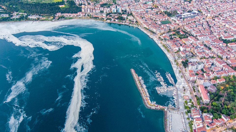 More information about "Τουρκία: Περίεργη βλέννα απειλεί τη θάλασσα του Μαρμαρά στην Τουρκία"