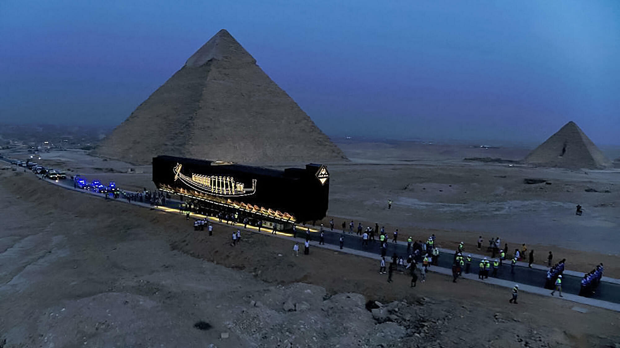 More information about "Αίγυπτος: Μεταφέρθηκε το Πλοίο του Χέοπα στο νέο Αρχαιολογικό Μουσείο"