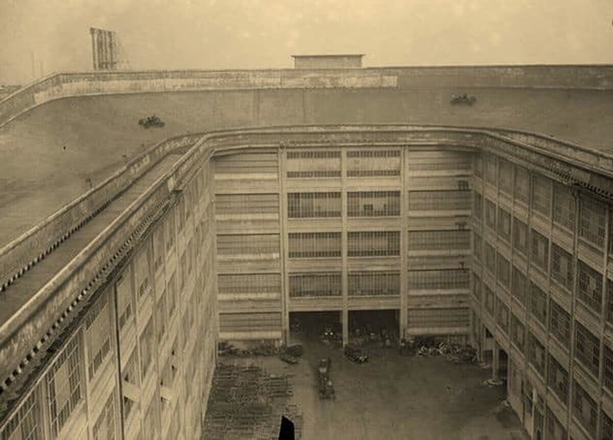 More information about "Πίστα αγώνων στην οροφή του εργοστασίου της FIAT το 1923"
