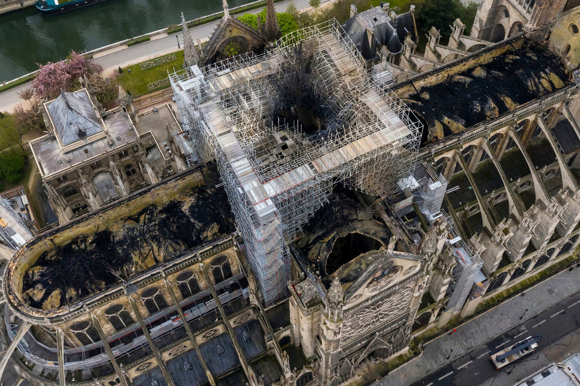 More information about "Η ανακατασκευή της Παναγίας των Παρισίων δύο χρόνια μετά την πυρκαγιά"
