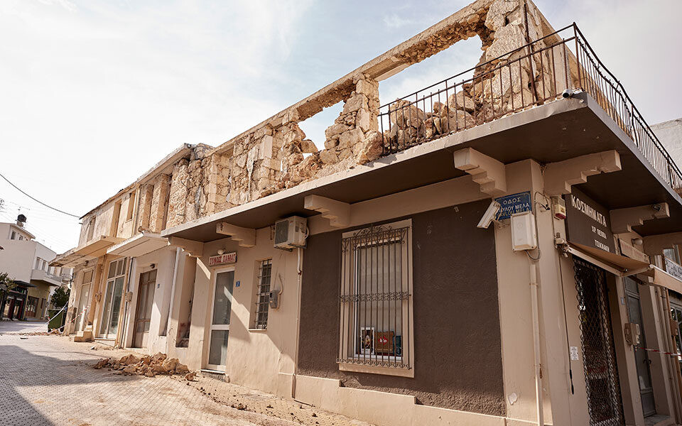 More information about "Σχεδόν 4.000 κατοικίες στην περιφερειακή ενότητα Ηρακλείου κρίθηκαν σε πρώτο βαθμό ακατάλληλες μετά τον σεισμό"