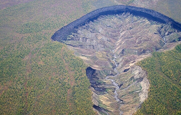 More information about "Σιβηρία (κρατήρας Batagaika): Το στρώμα του μόνιμου παγετού λιώνει στην «Πύλη της Κολάσεως»"