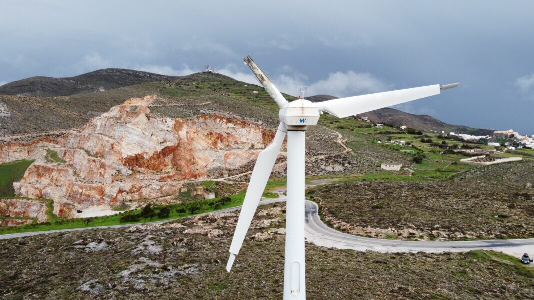 More information about "Σύρος: Πτώση κεραυνού σε ανεμογεννήτρια της έκοψε το πτερύγιο"