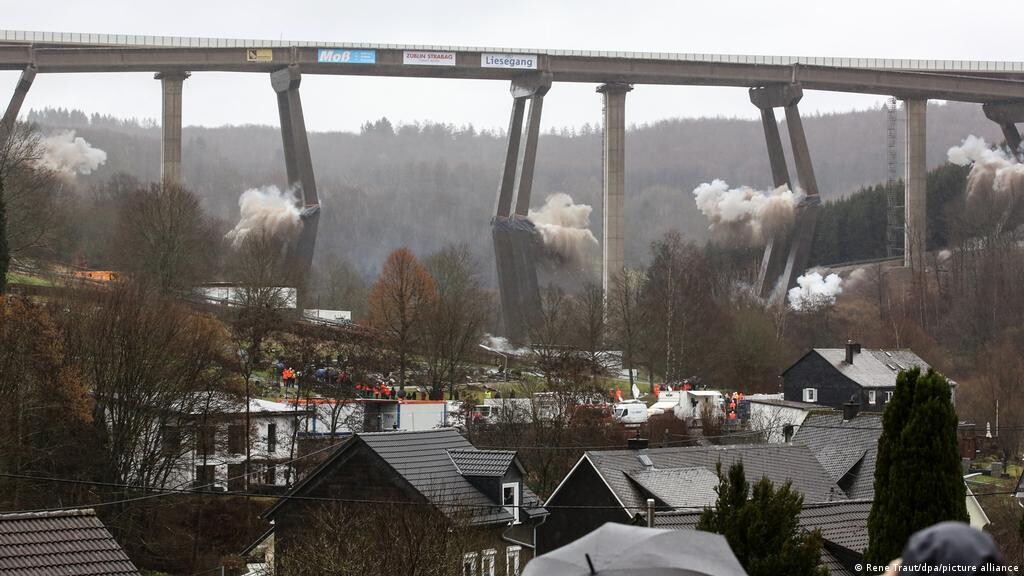 More information about "Γερμανία: Η ανατίναξη της γέφυρας Ρίνσντορφ περνά στην ιστορία ως ρεκόρ των μηχανικών"