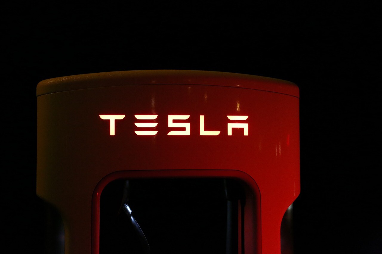 More information about "Η Tesla παραδίδει τα πρώτα της οχήματα από το γερμανικό Gigafactory"