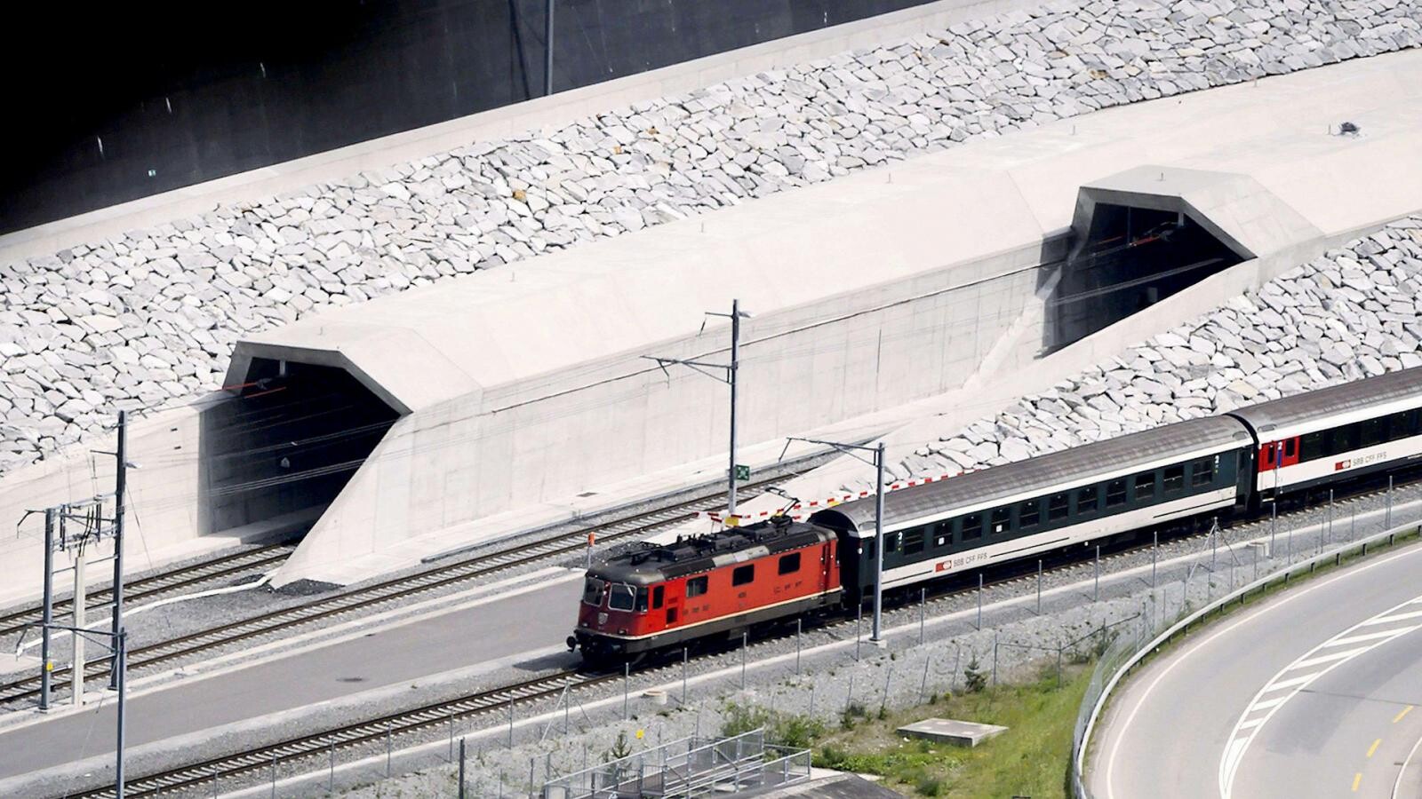 More information about "Gotthard Base Tunnel (GBT): Το βαθύτερο σιδηροδρομικό τούνελ στον κόσμο"