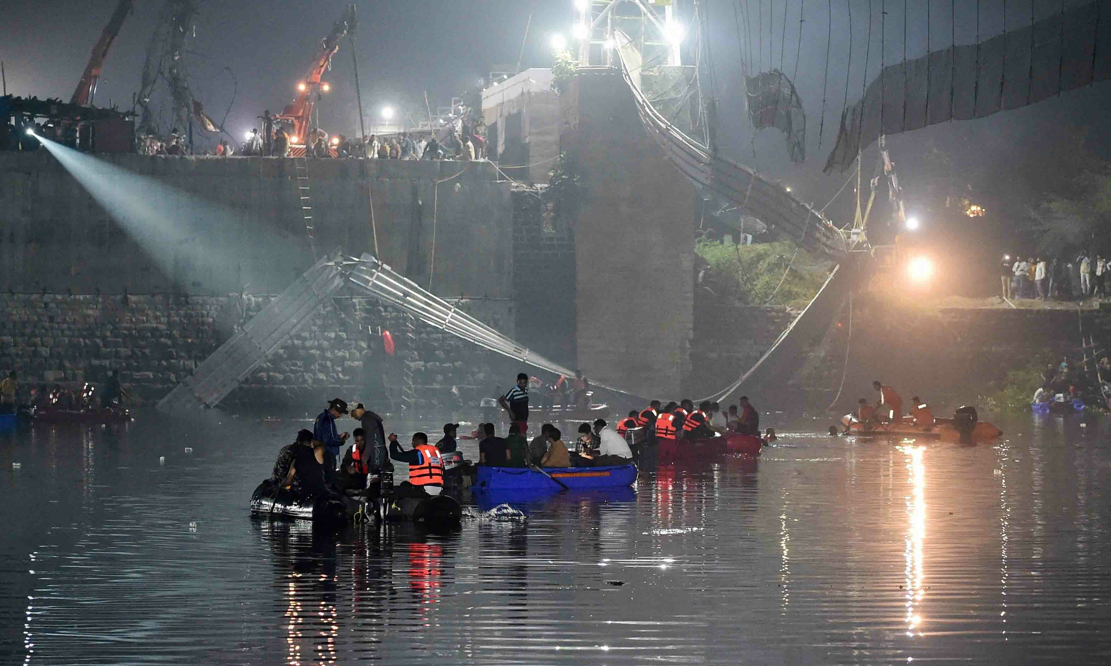 More information about "Κατάρρευση κρεμαστής πεζογέφυρας στην Ινδία"