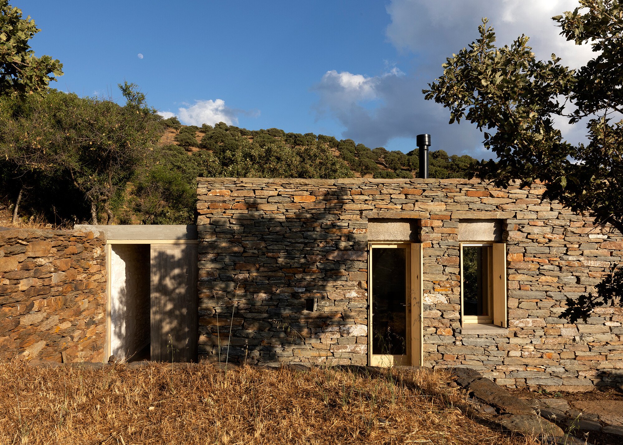 More information about "Βραβεία Αρχιτεκτονικής: Ένα πετρόχτιστο δωμάτιο με κήπο στην Κέα απέσπασε το βραβείο Αρχιτεκτονικής ΕΙΑ"