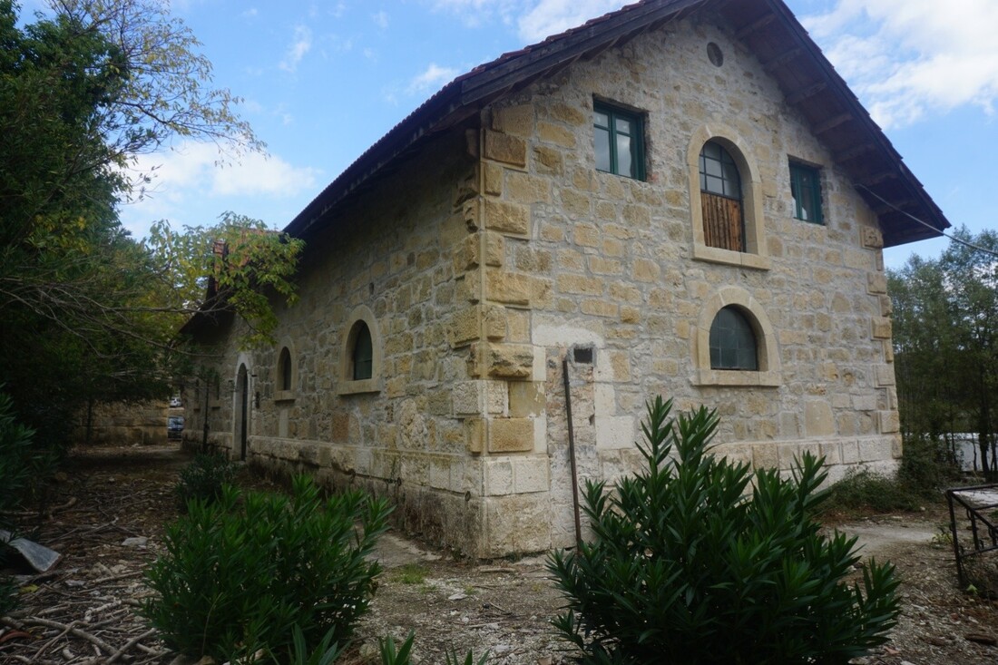 Νοτιοδυτική όψη του Ιπποστασίου.jpg