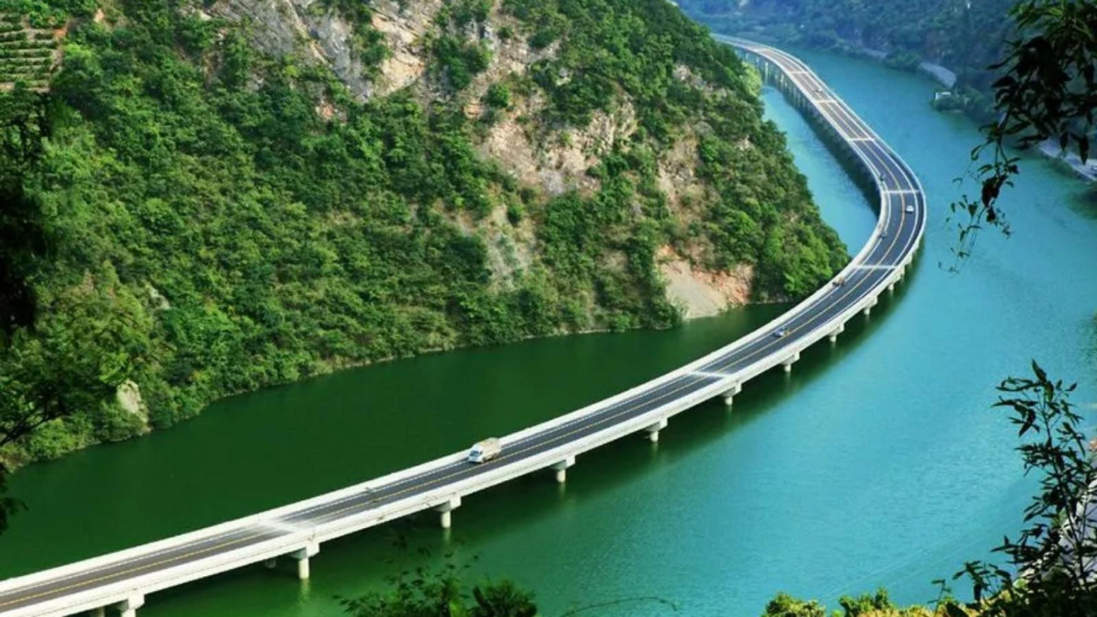 More information about "Over-Water Highway: Ο αυτοκινητόδρομος στην Κίνα που κατασκευάστηκε πάνω από το νερό"