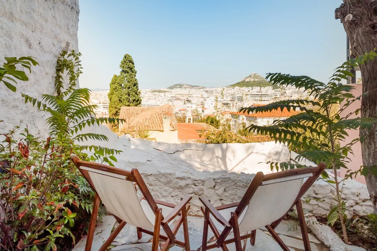 More information about "Αθήνα: Κατά την περίοδο 2015-2022, τα καταλύματα της οικονομίας διαμοιρασμού–Airbnb αυξήθηκαν κατά 475%"