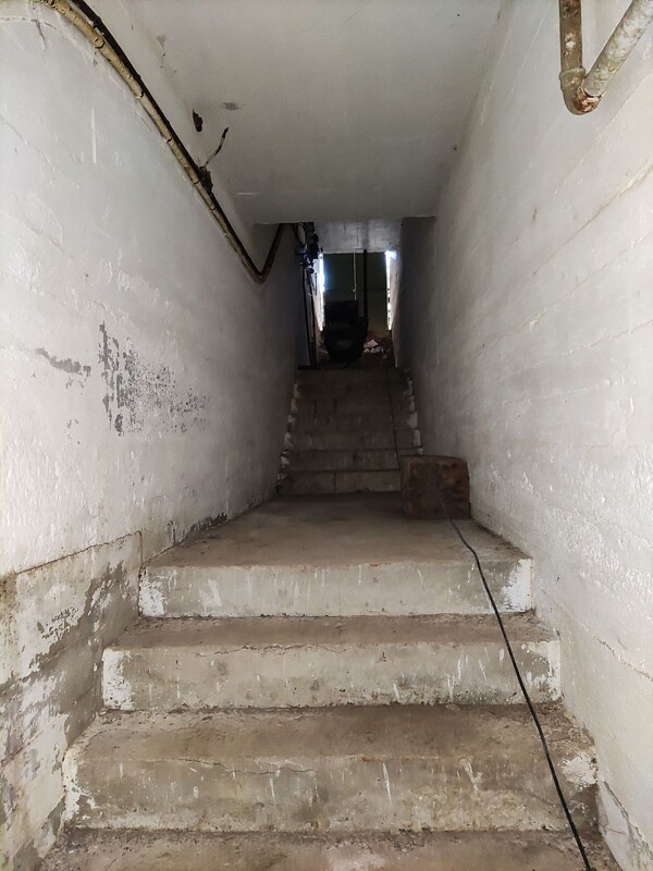 Στοά εισόδου του Καταφυγίου.jpg