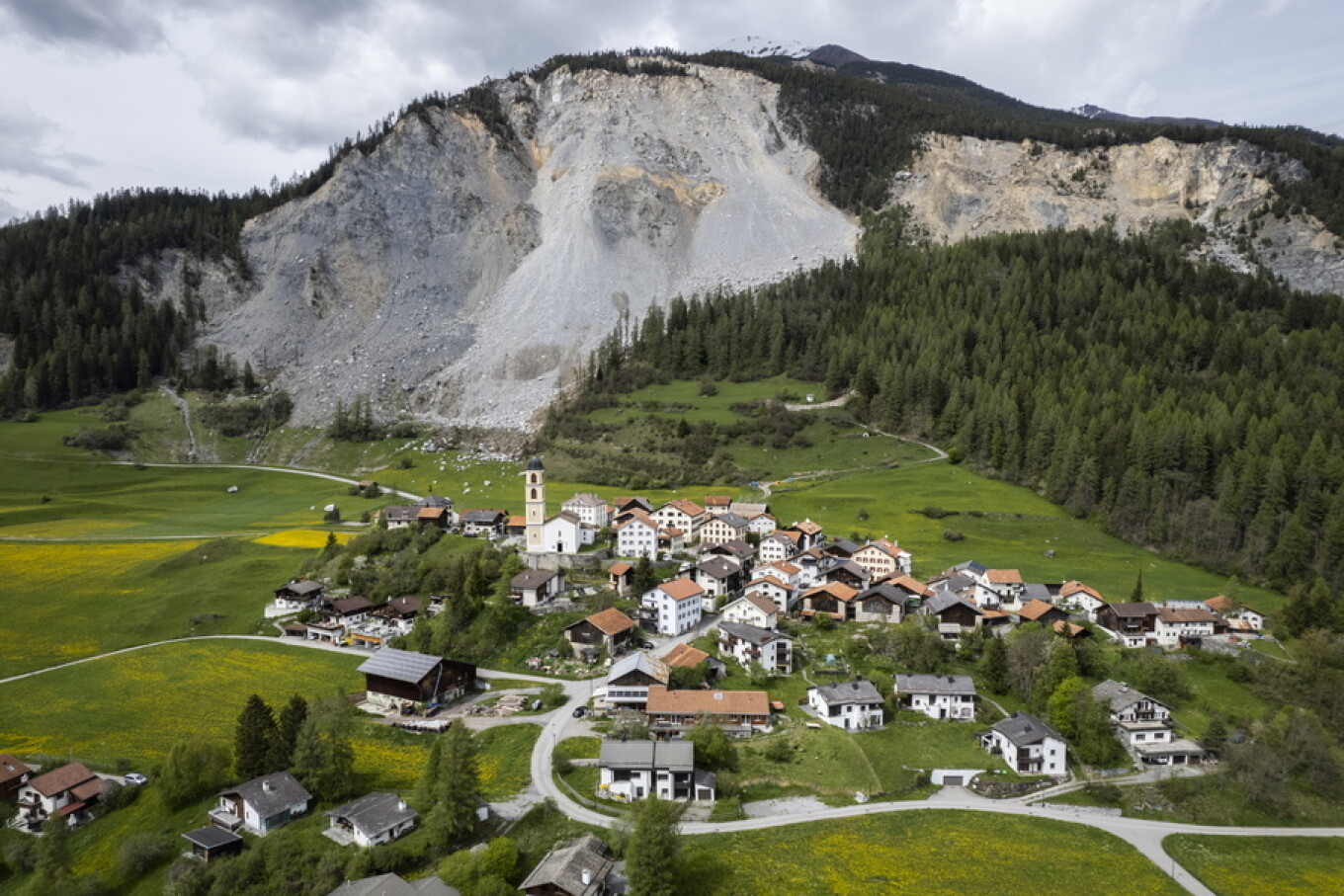 More information about "Ελβετία: Εκκενώνεται οικισμός στις Άλπεις που απειλείται από κατολίσθηση"