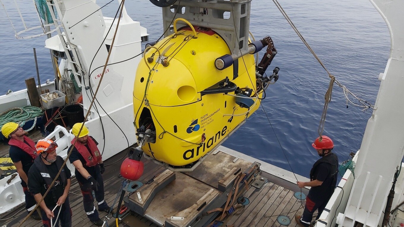 More information about "Διεθνής ωκεανογραφική αποστολή διενεργεί σεισμική έρευνα στην υποθαλάσσια περιοχή Σαντορίνης-Αμοργού"