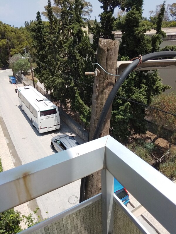 Επικίνδυνη κολόνα ΔΕΗ (2).jpg