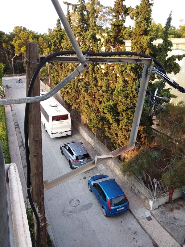 Επικίνδυνη κολόνα ΔΕΗ (3).jpg