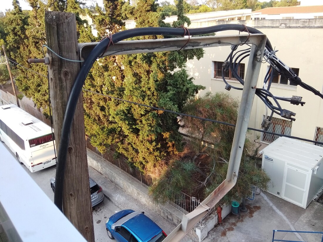 Επικίνδυνη κολόνα ΔΕΗ (4).jpg