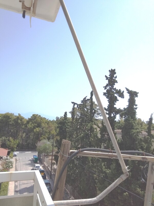 Επικίνδυνη κολόνα ΔΕΗ - Γειτνίαση με το κοντάρι της τέντας (1).jpg