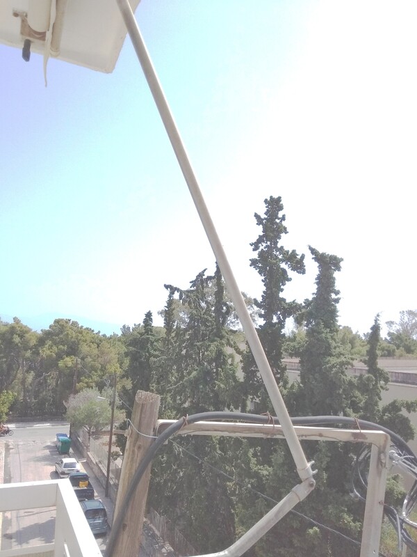 Επικίνδυνη κολόνα ΔΕΗ - Γειτνίαση με το κοντάρι της τέντας.jpg