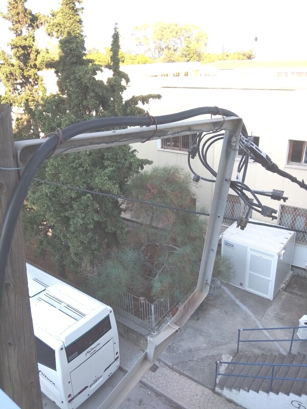 Νεκρές απολήξεις καλωδίων σε κολόνα ΔΕΗ που έχει πάρει κλίση.jpg