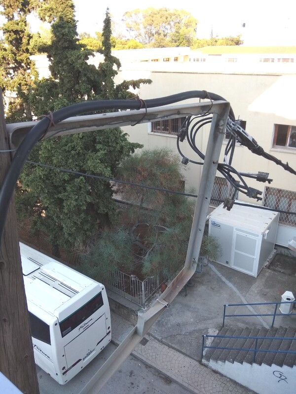 Νεκρές απολήξεις καλωδίων βαραίνουν κολόνα που έχει πάρει κλίση.jpg