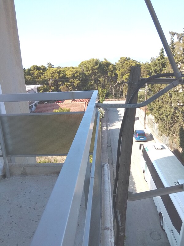 Κολόνα ΔΕΗ έχει πάρει κλίση.jpg