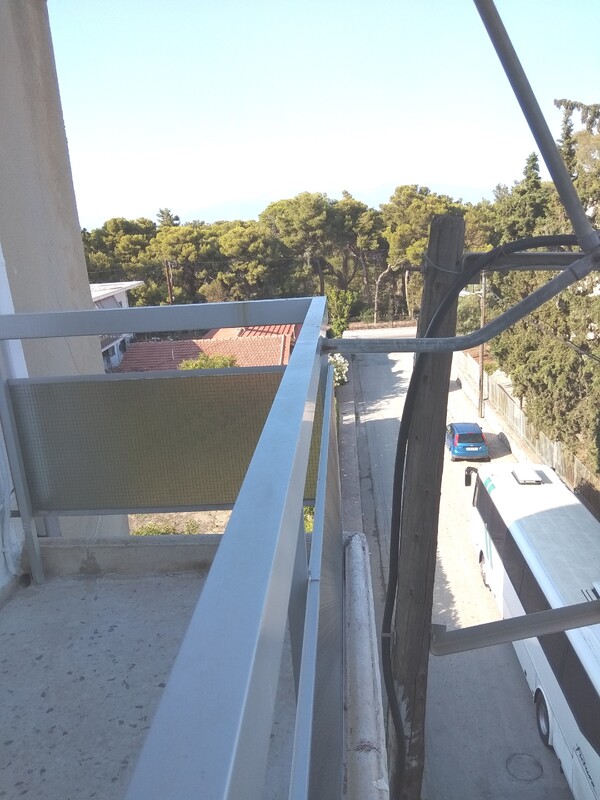 Κολόνα πλησίον μπαλκονιού 3ου ορόφου έχει πάρει κλίση.jpg