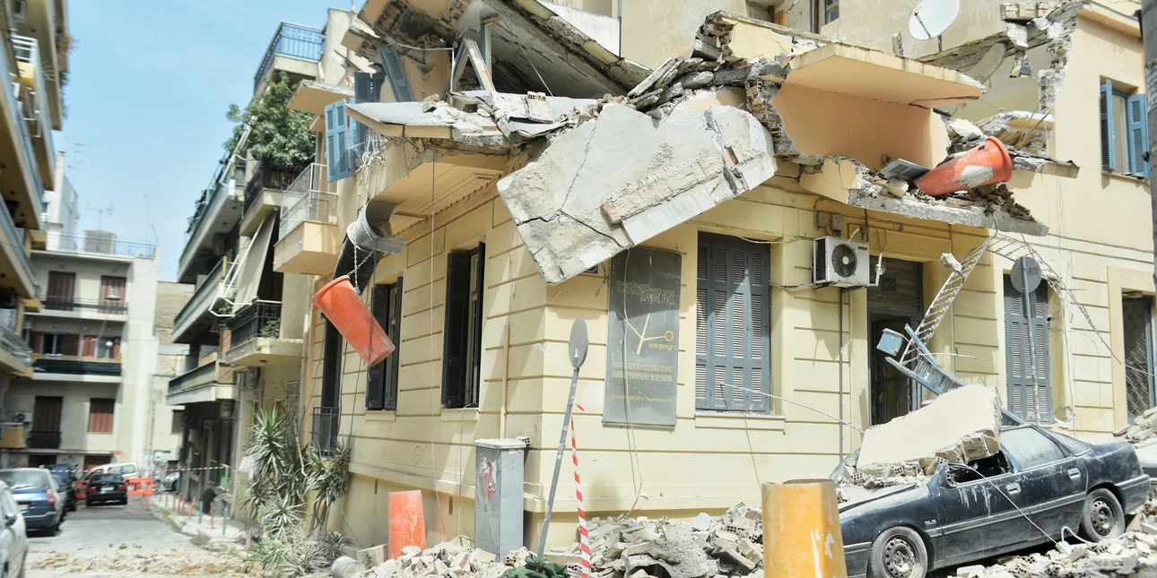 More information about "Πειραιάς: Kατέρρευσε τμήμα από διώροφο κτίριο στο Πασαλιμάνι"